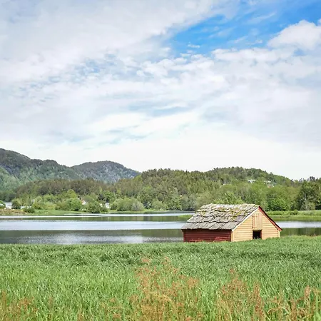 2 Bedroom Awesome In Torvikbygd * Tyrvikbygd