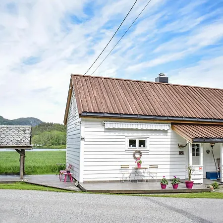 2 Bedroom Awesome In Torvikbygd * Tyrvikbygd