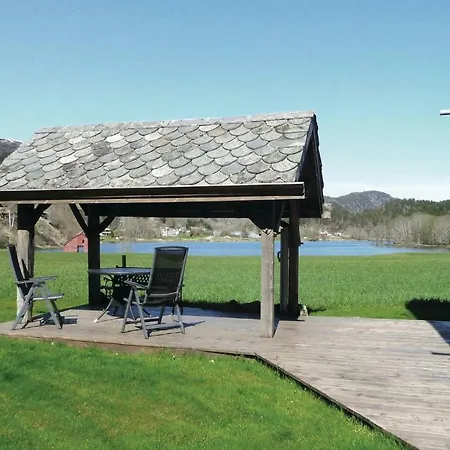 Nyaraló 2 Bedroom Awesome In Torvikbygd Tyrvikbygd