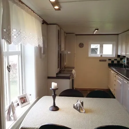 2 Bedroom Awesome In Torvikbygd Tyrvikbygd