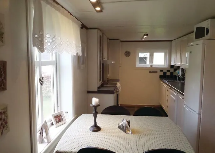 2 Bedroom Awesome In Torvikbygd Tyrvikbygd