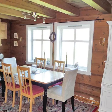Сasa de vacaciones 2 Bedroom Awesome In Torvikbygd