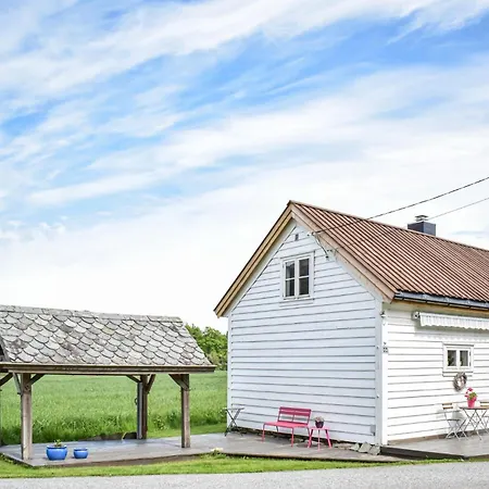 Сasa de vacaciones 2 Bedroom Awesome In Torvikbygd