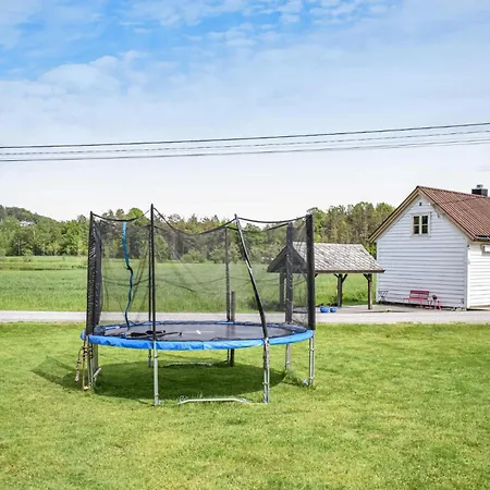 Сasa de vacaciones 2 Bedroom Awesome In Torvikbygd Tyrvikbygd